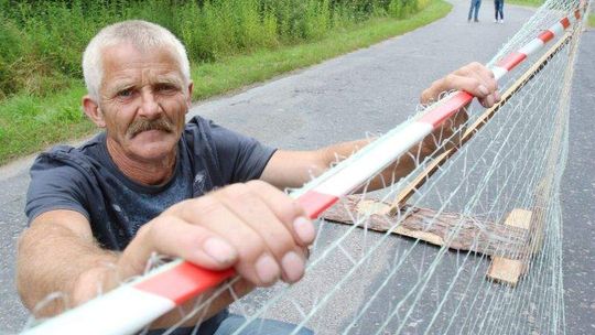 Kupili działkę, ale nie wiedzieli, że z drogą. Teraz ją zablokowali