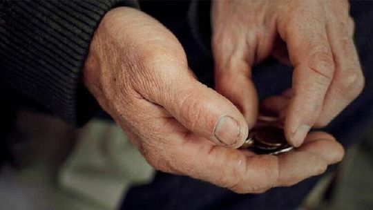 "Kupuję chleb i go mrożę". Ponad 1,8 mln Polaków żyje w ubóstwie 