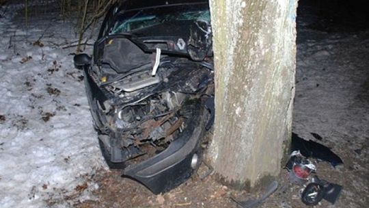 Kuraszew: Samochód roztrzaskał się na drzewie