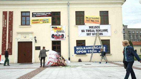 Kurczak z rożna, mega tuning, dom pogrzebowy. Skąd się wzięły banery na Centrum Kultury?