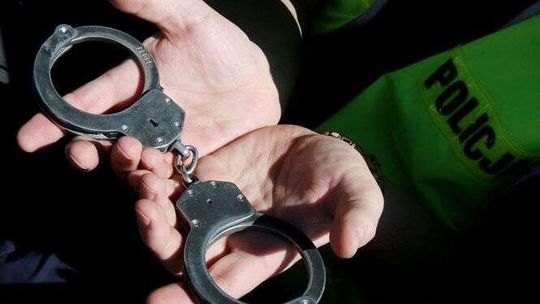 Kurier zostawił włączonego mercedesa. Po chwili auta już nie było