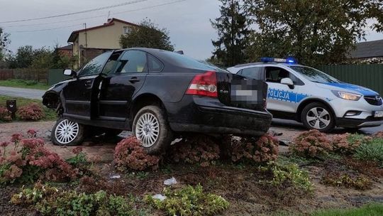Kurów. Usłyszał huk przed domem, wyjrzał, a na jego rabatce stoi rozbite volvo