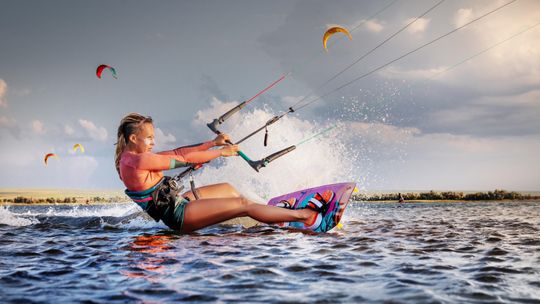Kurs kitesurfingu dla początkujących. Jak wybrać właściwy?