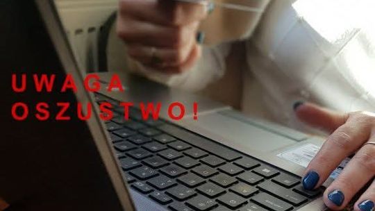 Kurtka z TikToka okazała się… naklejką. Policja ostrzega przed przedświątecznymi oszustami