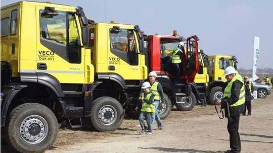Kurz, błoto i ciężarówki. Pokaz motoryzacyjny w kopalni piasku