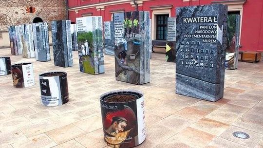 Kwatera Ł, zwana potocznie „Łączką”. Wystawa na dziedzińcu Zamku