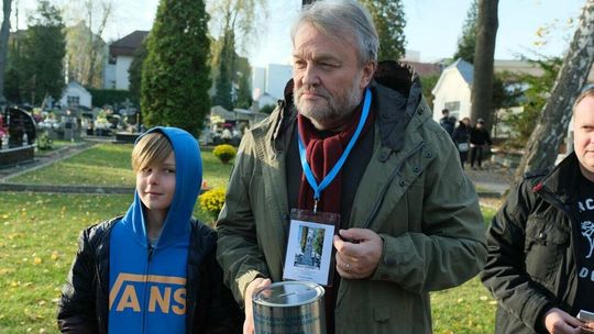 Kwesta na najstarszym cmentarzu w Lublinie. Z puszkami Krzysztof Cugowski, posłowie i szefowie Motoru