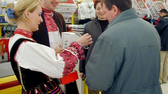 Kwestarze w ludowych strojach