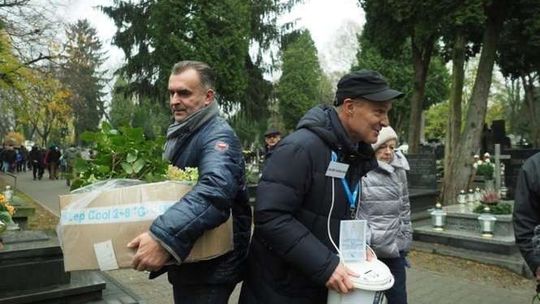 Kwesty na cmentarzach. Na zabytkowe groby i dla potrzebujących [zdjęcia]