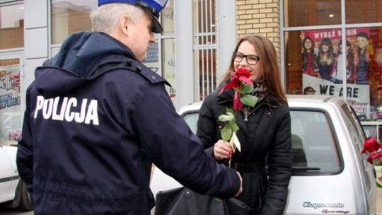 Kwiatek zamiast mandatu - akcja policjantów z okazji Dnia Kobiet