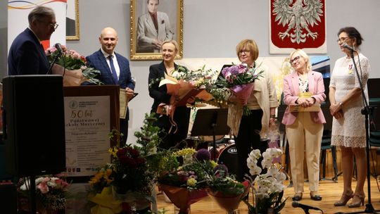 Kwiaty i gratulacje. Szkoła muzyczna skończyła 50 lat (zdjęcia, wideo)