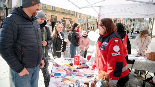 Kwiaty i lekcja bezpieczeństwa – Dzień Kobiet z PCK