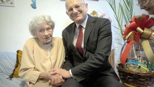 Kwiaty i medal dla najstarszej Polki. Pani Jadwiga ma 110 lat