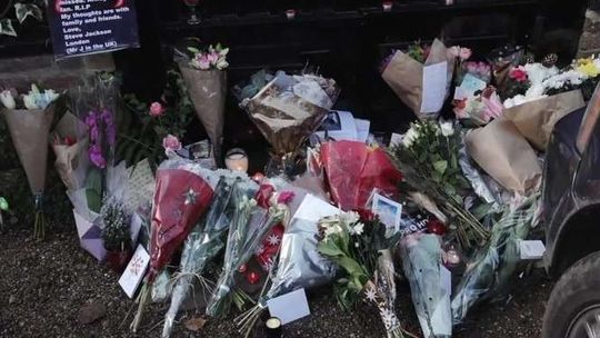 Kwiaty i znicze pod londyńskim domem Georga Michaela