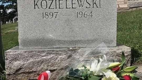 Kwiaty na waszyngtońskim grobie pułkownika Mariana Kozielewskiego