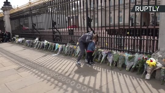 Kwiaty przed Pałacem Buckingham. Brytyjczycy żegnają zmarłego księcia Filipa