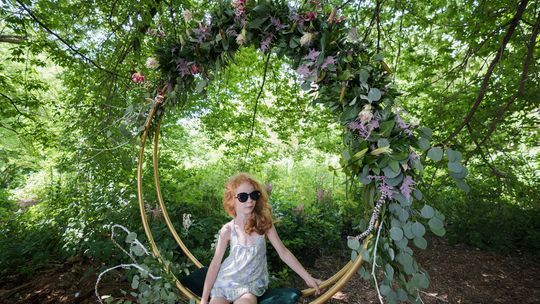 Kwiaty w betonie, rzeźby w chaszczach