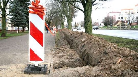 Łączą kablami strategiczne obiekty. Przy okazji rozkopali świeżo posiane trawniki