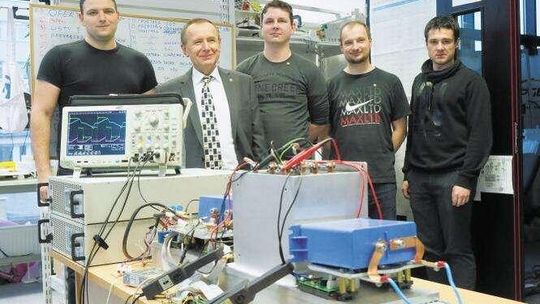 Ładowarka do samochodu elektrycznego w latarni? Już wkrótce. Dzięki naukowcom z Lublina