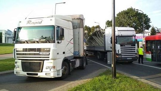 Ładunek przechylił się z ciężarówki na ciężarówkę. Korki na al. Spółdzielczości Pracy (zdjęcia)