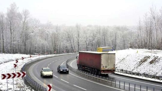 Łagodniejsze zakręty na drodze nr 17 w Polanówce. Ale liny na środku się nie podobają