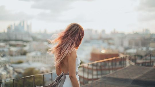 Lakiery hybrydowe na jesień – jakie kolory warto mieć w swojej kolekcji?