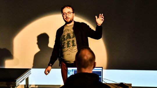 "Lalki potrafią milion rzeczy, których nie potrafią aktorzy". Roszkowski rzuca Alicję do krainy czarów