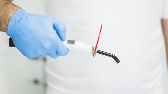Lampa polimeryzacyjna - jak dobrać moc i długość fali do materiału?