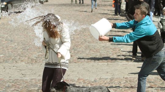 Lany poniedziałek w Kazimierzu: Oblewali nie tylko strażacy (zdjęcia, wideo)