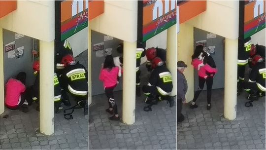 Łapa szczeniaka utknęła pod ciężkimi drzwiami. Strażacy nagrodzeni brawami