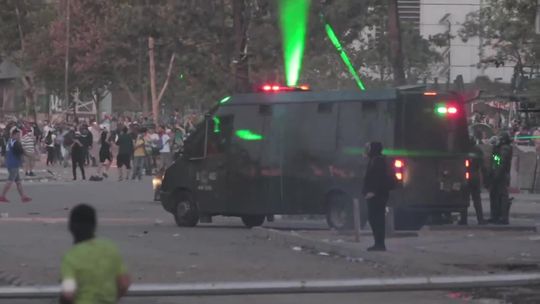 Laserami w policjantów. Zamieszki podczas protestów w Chile