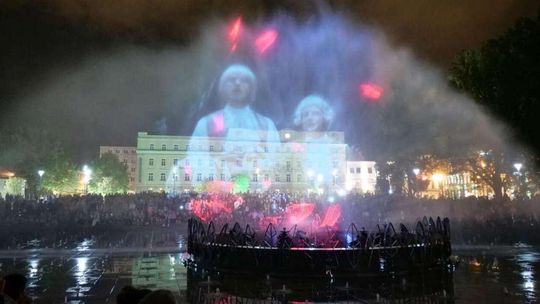 Lasery, muzyka i woda. Fontanna multimedialna na pl. Litewskim znowu działa