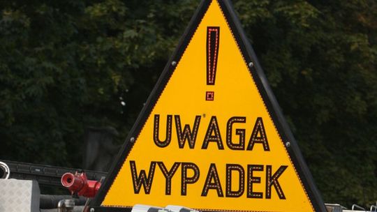 Lasy: Zderzenie tira z volkswagenem. Dwie osoby w szpitalu