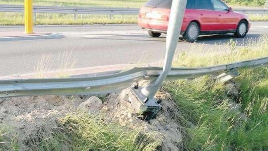 Latarnia chyli się ku ziemi. Czeka na rzeczoznawcę