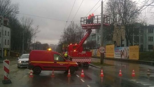 Latarnia przechyliła się nad ulicę. Zablokowana Droga Męczenników Majdanka