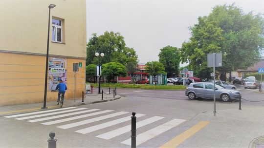 Latarnia w Chełmie od tygodni stoi pośrodku przejścia dla pieszych. A urzędnikom się nie śpieszy