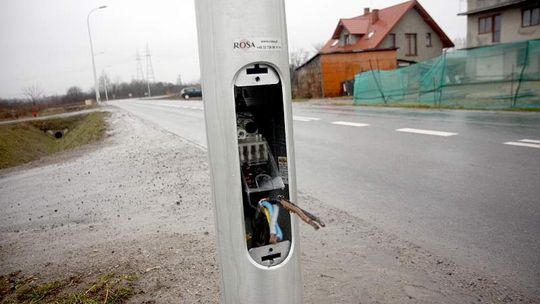 Latarnie stoją, ale nie świecą. Powód? Złodzieje kabli
