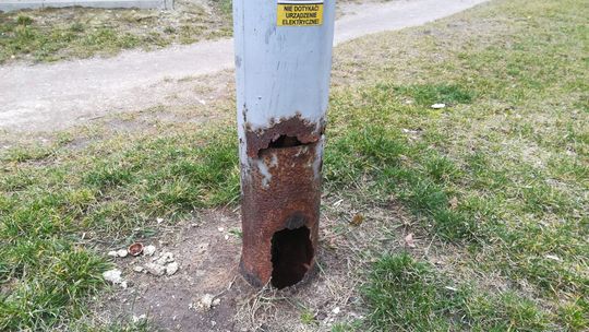 Latarnie w Lubartowie zagrażają pieszym? Są w fatalnym stanie
