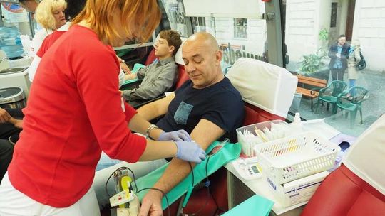 Lato to dobry moment, żeby zostać krwiodawcą. Sprawdź gdzie możesz oddać krew