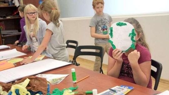 Lato w mieście. Grają, czytają bajki, chcą być aktorkami