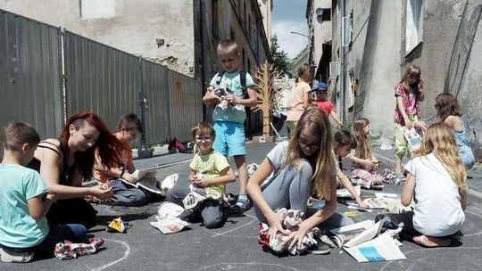 Lato w mieście: Odwiedzają Piotrusia Pana, który mieszka na podwórku