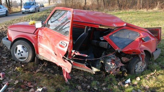 Laweta uderzyła w malucha. Dwie osoby ranne