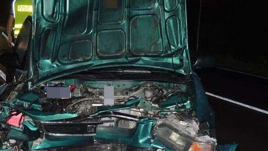 Laweta wjechała w osobówkę. Dwie osoby ranne