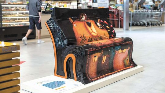 Ławki w kształcie ksiąg w Skende Shopping. Galeria rozda książki