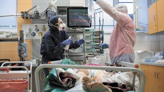 Leczą i tłumaczą, że koronawirus naprawdę istnieje. "Bez tlenu się dusi, a i tak twierdzi, że to plandemia”