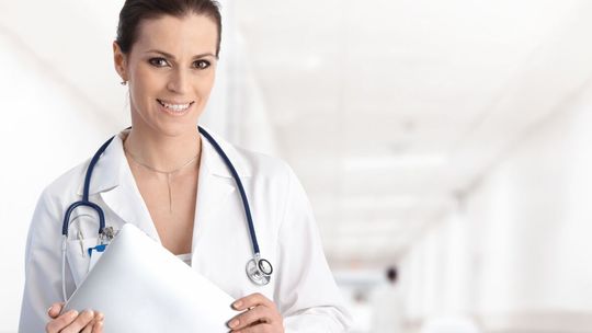 Leczenie hemoroidów przed urlopem. 5 powodów, by nie odkładać zabiegu na jesień