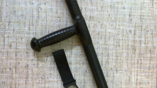 Łęczna. Awantura na osiedlu. Za plotki zniszczyli audi pałką teleskopową i tonfą