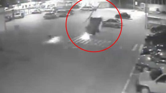 Łęczna: Dachowanie na parkingu centrum handlowego. Chciał posłuchać muzyki, wjechał w latarnię