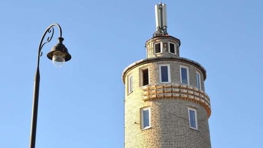 Łęczna: Miasto daje domki jerzykom. Na budynku strażaków