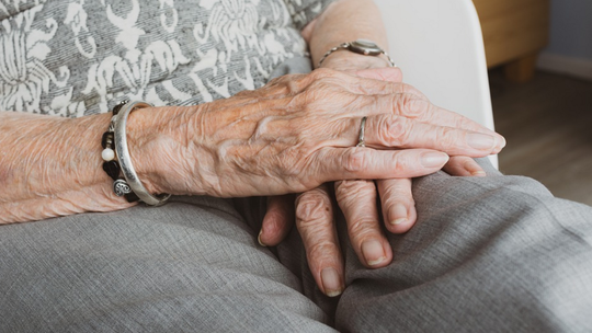 Łęczna. Nieznajoma zapukała do drzwi staruszki i skończyło się to fatalnie